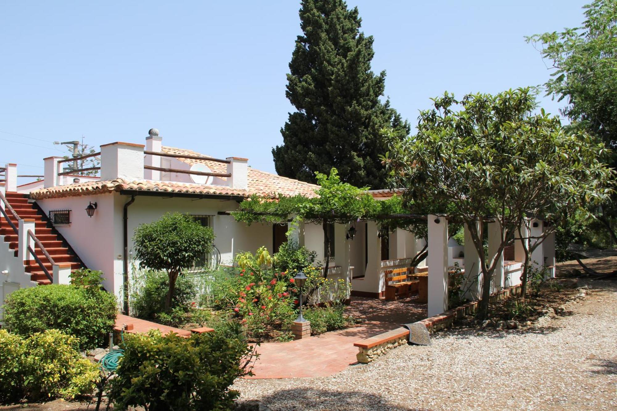 Tenuta Conte Ruggero Santa Domenica  Exteriör bild